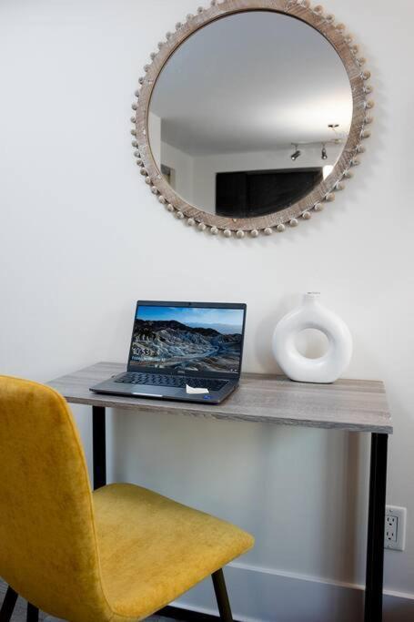 Chic 1-Br Condo; Parking Included; Downtown Core Τορόντο Εξωτερικό φωτογραφία