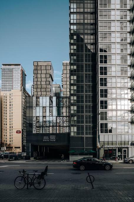 Chic 1-Br Condo; Parking Included; Downtown Core Τορόντο Εξωτερικό φωτογραφία
