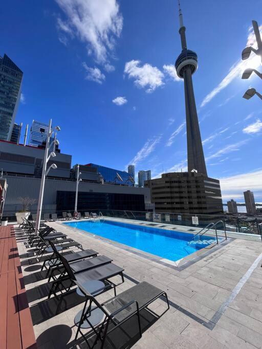 Chic 1-Br Condo; Parking Included; Downtown Core Τορόντο Εξωτερικό φωτογραφία