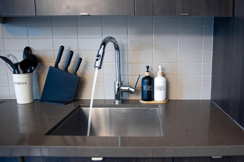 Chic 1-Br Condo; Parking Included; Downtown Core Τορόντο Εξωτερικό φωτογραφία