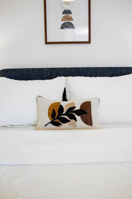 Chic 1-Br Condo; Parking Included; Downtown Core Τορόντο Εξωτερικό φωτογραφία