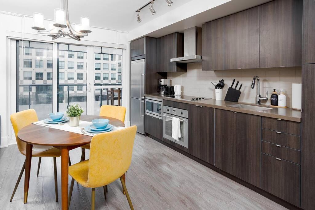 Chic 1-Br Condo; Parking Included; Downtown Core Τορόντο Εξωτερικό φωτογραφία