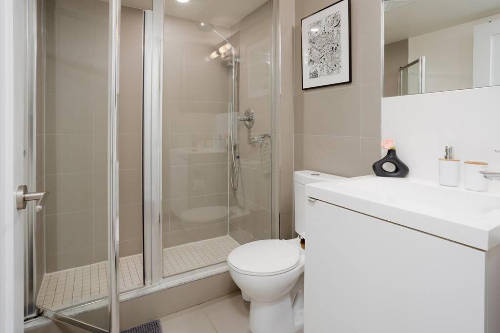 Chic 1-Br Condo; Parking Included; Downtown Core Τορόντο Εξωτερικό φωτογραφία