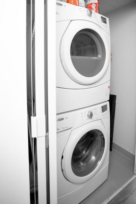 Chic 1-Br Condo; Parking Included; Downtown Core Τορόντο Εξωτερικό φωτογραφία