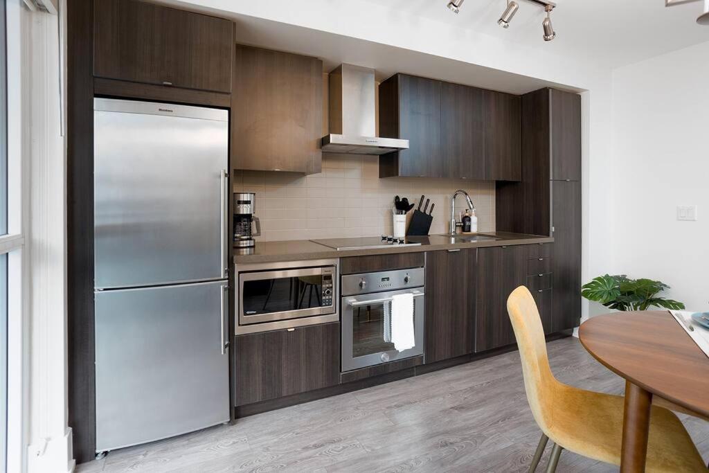 Chic 1-Br Condo; Parking Included; Downtown Core Τορόντο Εξωτερικό φωτογραφία