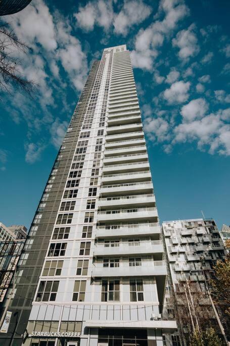 Chic 1-Br Condo; Parking Included; Downtown Core Τορόντο Εξωτερικό φωτογραφία