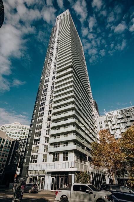 Chic 1-Br Condo; Parking Included; Downtown Core Τορόντο Εξωτερικό φωτογραφία