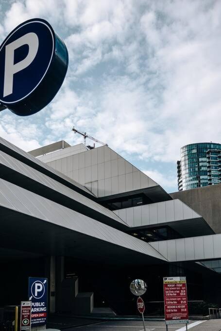 Chic 1-Br Condo; Parking Included; Downtown Core Τορόντο Εξωτερικό φωτογραφία