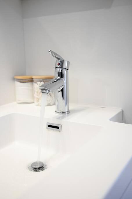 Chic 1-Br Condo; Parking Included; Downtown Core Τορόντο Εξωτερικό φωτογραφία
