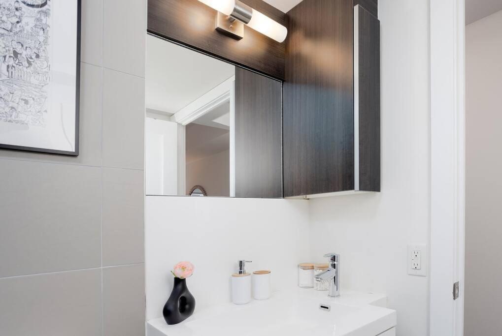 Chic 1-Br Condo; Parking Included; Downtown Core Τορόντο Εξωτερικό φωτογραφία