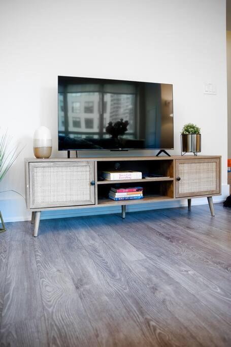 Chic 1-Br Condo; Parking Included; Downtown Core Τορόντο Εξωτερικό φωτογραφία